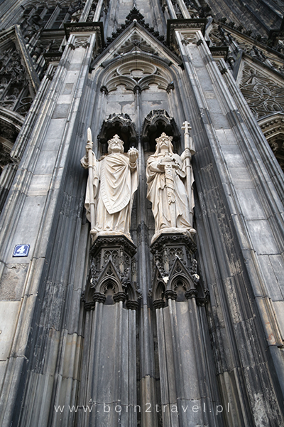 Dwie z licznych rzeźb zdobiących Katedrę.