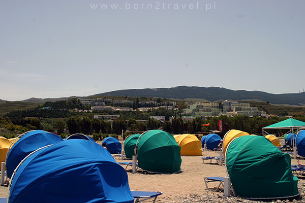 Przed wiatrem można schronić się pod kolorowym, plażowym "namiotem".