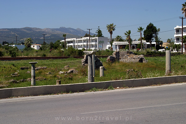 Greckie kolumny i pozostałości po starożytnych budowlach - tak po prostu, wyrastają sobie z ziemi przy drodze prowadzącej do miasta Kos.