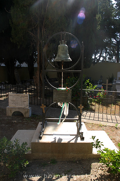 Przy kościele znajduje się również cmentarz, na którym chowano szczątki żołnierzy włoskich poległych w I wojnie światowej.
