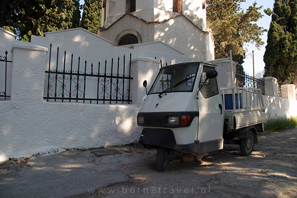 Trójkołowy pojazd przy cmentarzu w Kos.