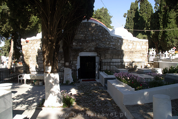 Kapliczka na cmentarzu w Kos.