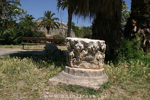 Fragmenty starożytnych greckich kolumn - tak po prostu leżą sobie w trawie...