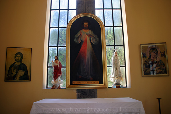Skromne wnętrze kościoła katolickiego (Sanktuarium Krzyża Świętego – Parafia Baranka Bożego)