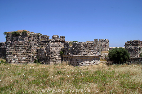 Ruiny średniowiecznego zamku.