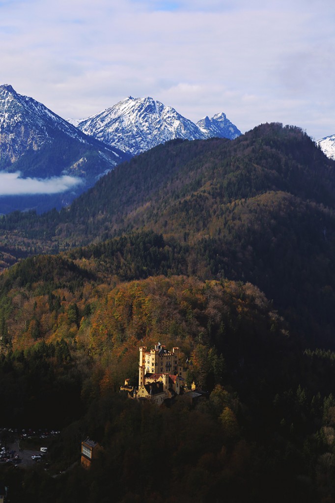 Zamek Hohenschwangau w jesiennej scenerii.