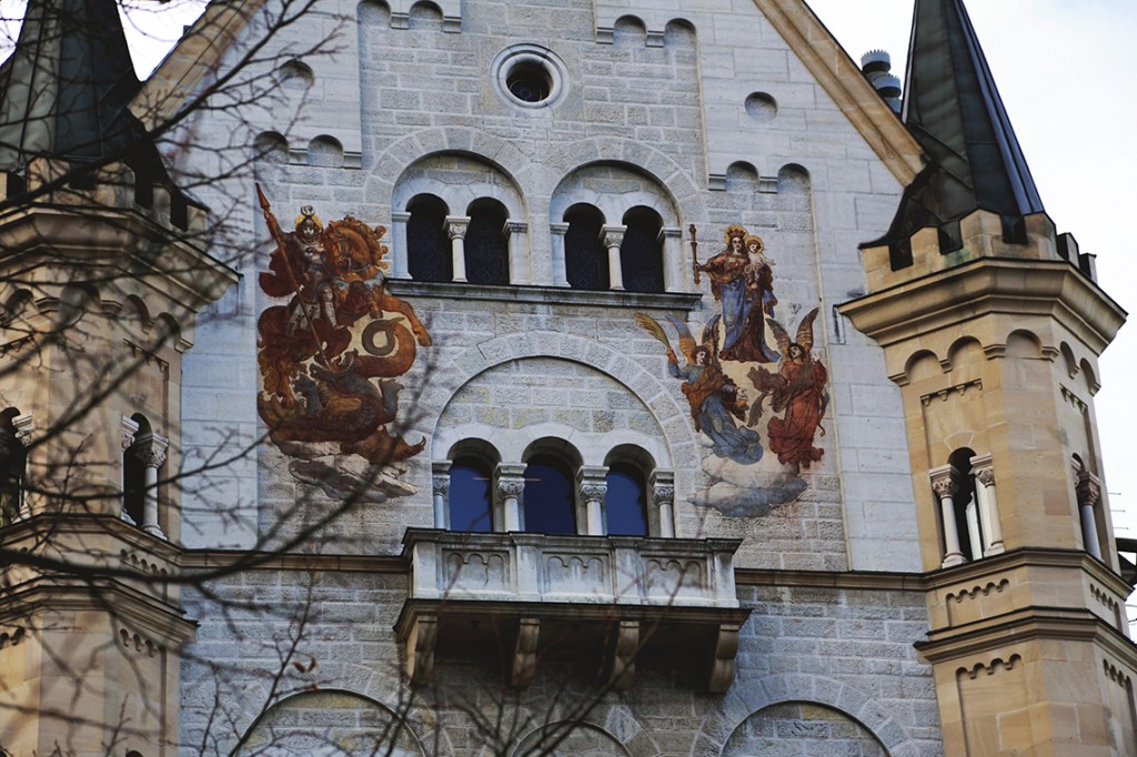 Malowidła na budynku pałacowym: Święty Jerzy zabijający smoka oraz Maria - patronka Bawarii.