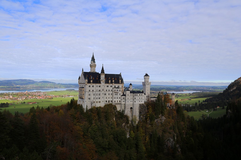 Zamek Neuschwanstein widziany z mostu Marienbrücke.