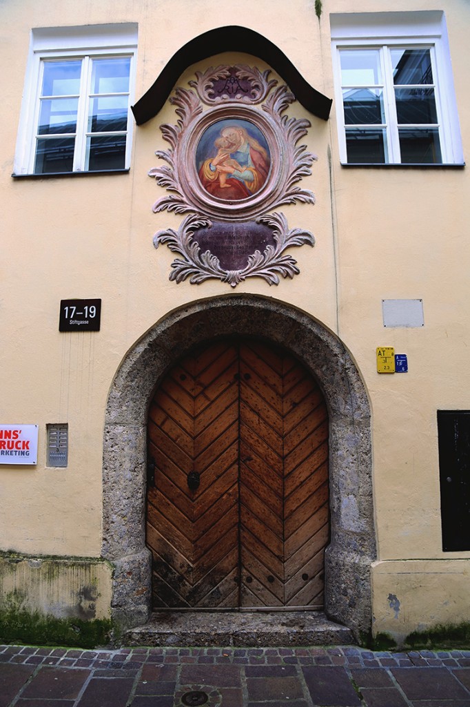 Drzwi jednej z kamienic Innsbrucka.