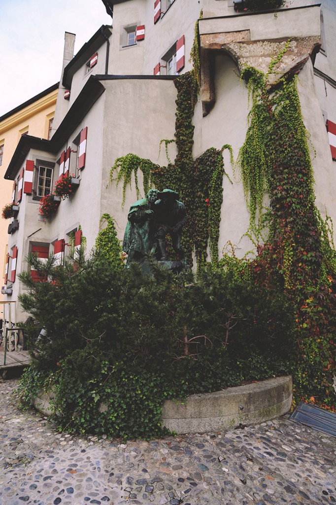 Pomnik przy zabytkowym budynku Ottoburg, mieszczącym obecnie restaurację. Posągi upamiętniają Tyrolczyków walczących o niepodległość w 1809 roku w Innsbrucku.