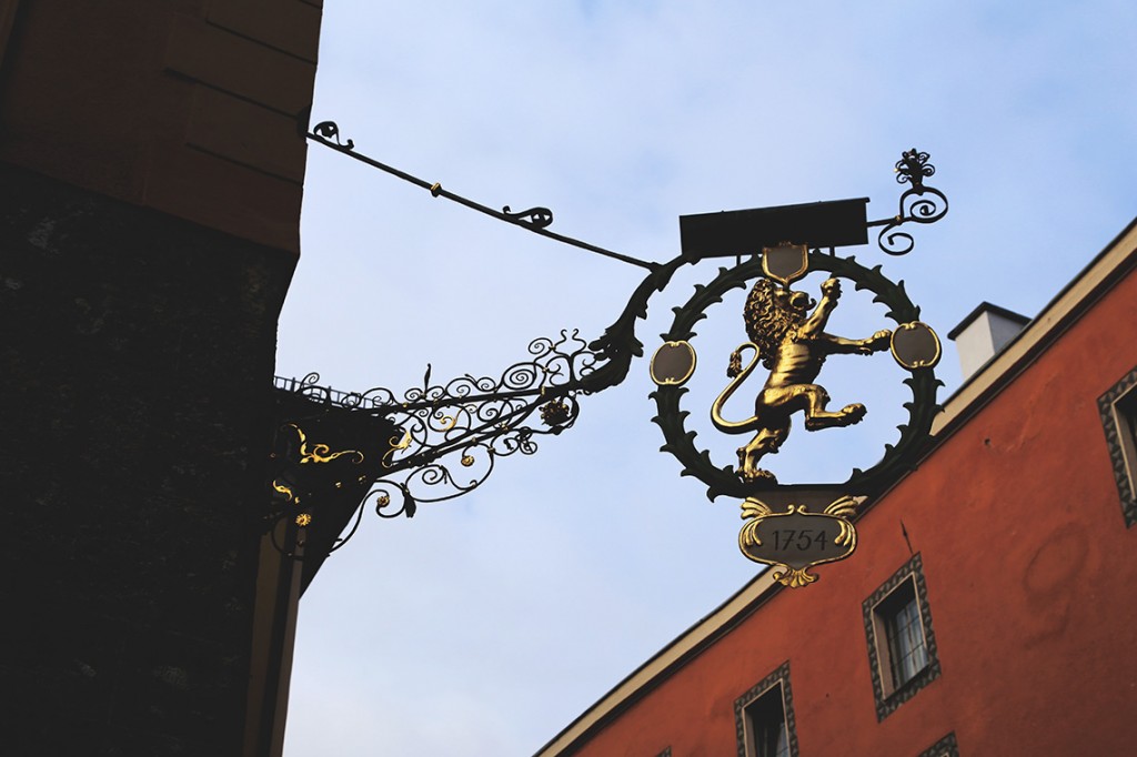 Jeden z licznych misternie zdobionych szyldów w Innsbrucku.