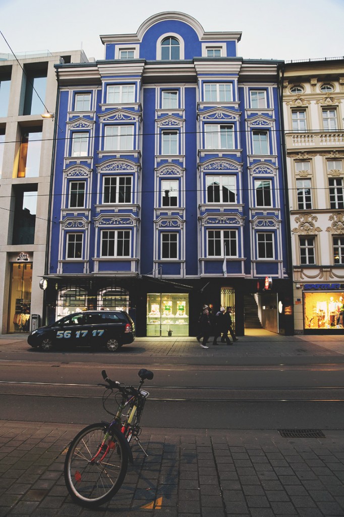 Kamienica o intensywnym, niebieskim kolorze w centrum Innsbrucka.
