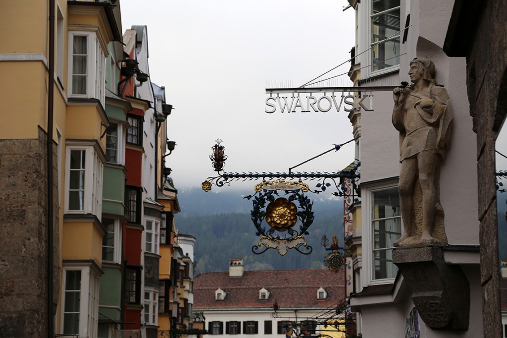 Pięknie zdobione szyldy tuż przy sklepie Swarovski Innsbruck.