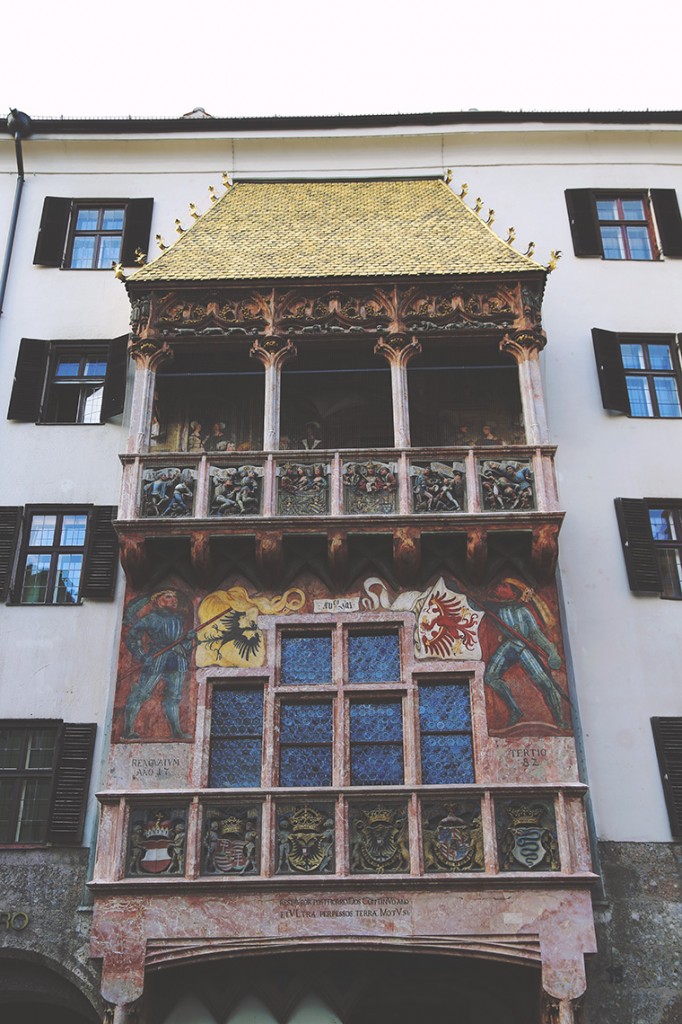 Goldenes Dachl, czyli Złoty Dach, uważany jest za symbol miasta. Powstał z okazji ślubu cesarza Maksymiliana I Habsburga z Biancą Marią Sforza, córką mediolańskiego księcia.