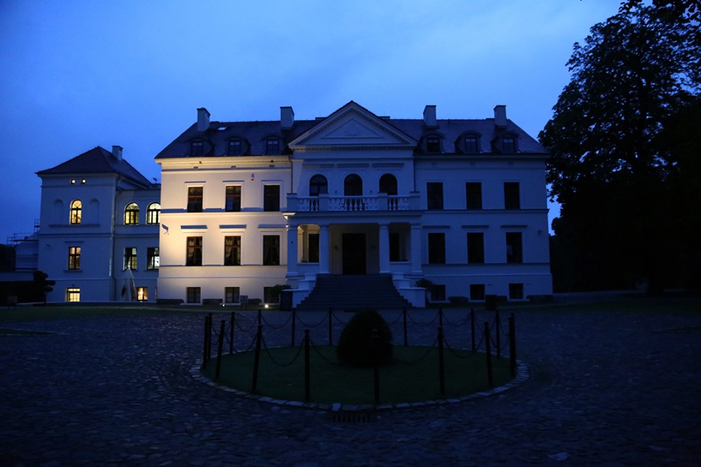 Rulewo - hotel Hanza Pałac nocą.