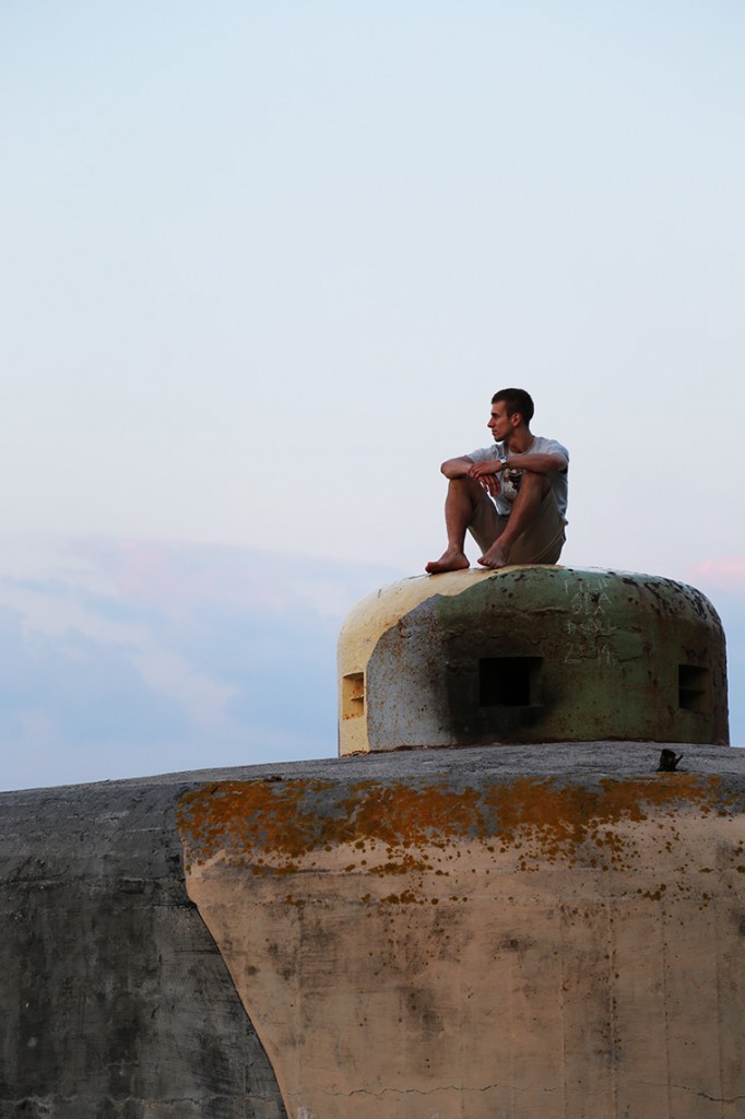 Tomek chilluje na jednym z bunkrów na plaży w Jastarni... ;)