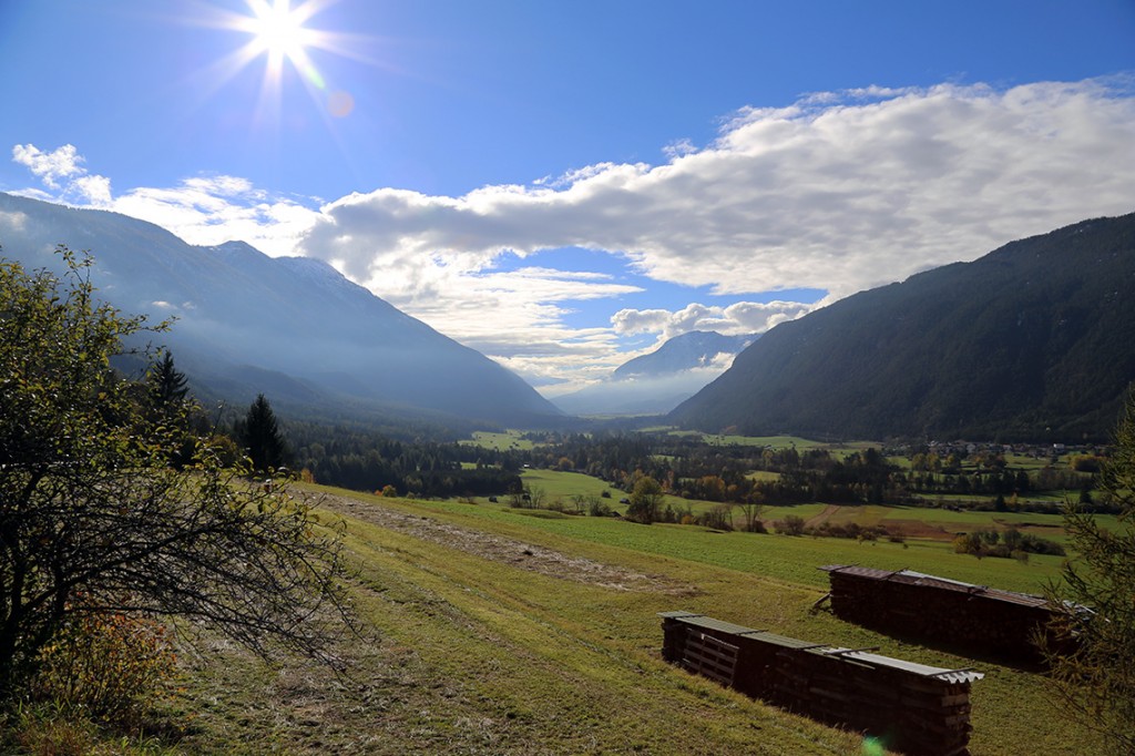 ...lecz zaledwie pół godziny później i 20 kilometrów dalej robi się słonecznie i zielono, wręcz wiosennie (Nassereith, Austria).