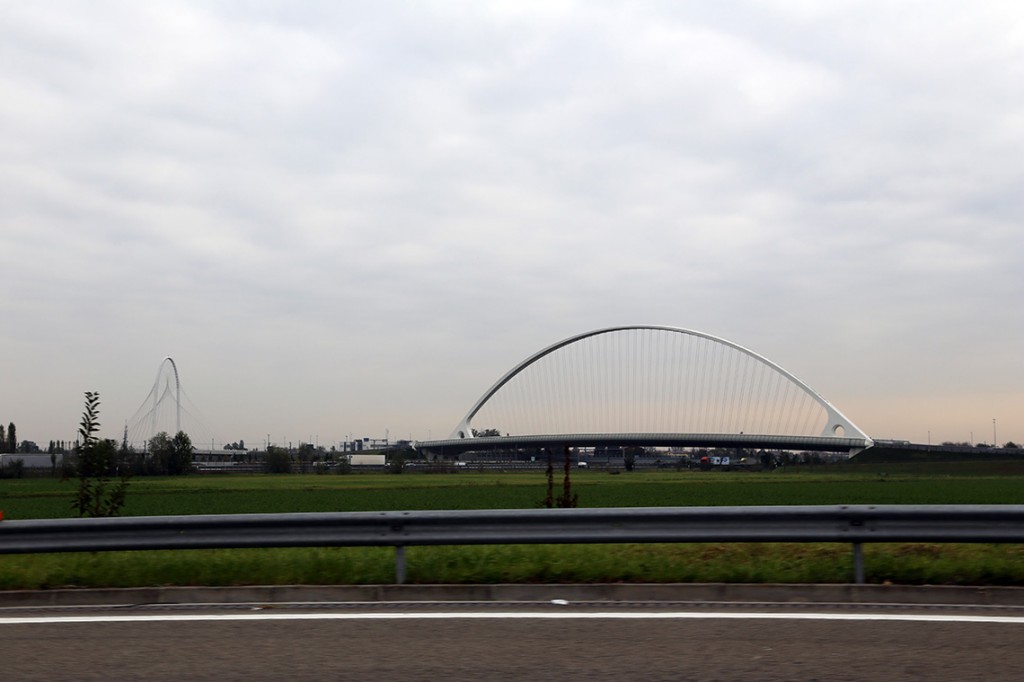 Po drugiej stronie autostrady - nowoczesne mosty Santiago Calatravy.
