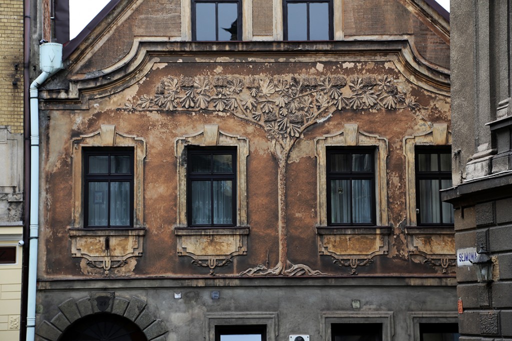 Piękna fasada domu, w którym żył i pracował Karol Niedoba (1864-1947) - malarz cieszyńskiego krajobrazu.
