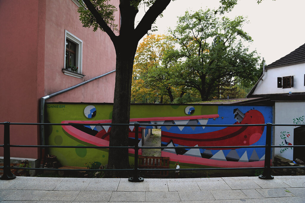 Gdzie stare miesza się z nowym, czyli cieszyński street art - zielony stwór pochłaniający Rotundę.