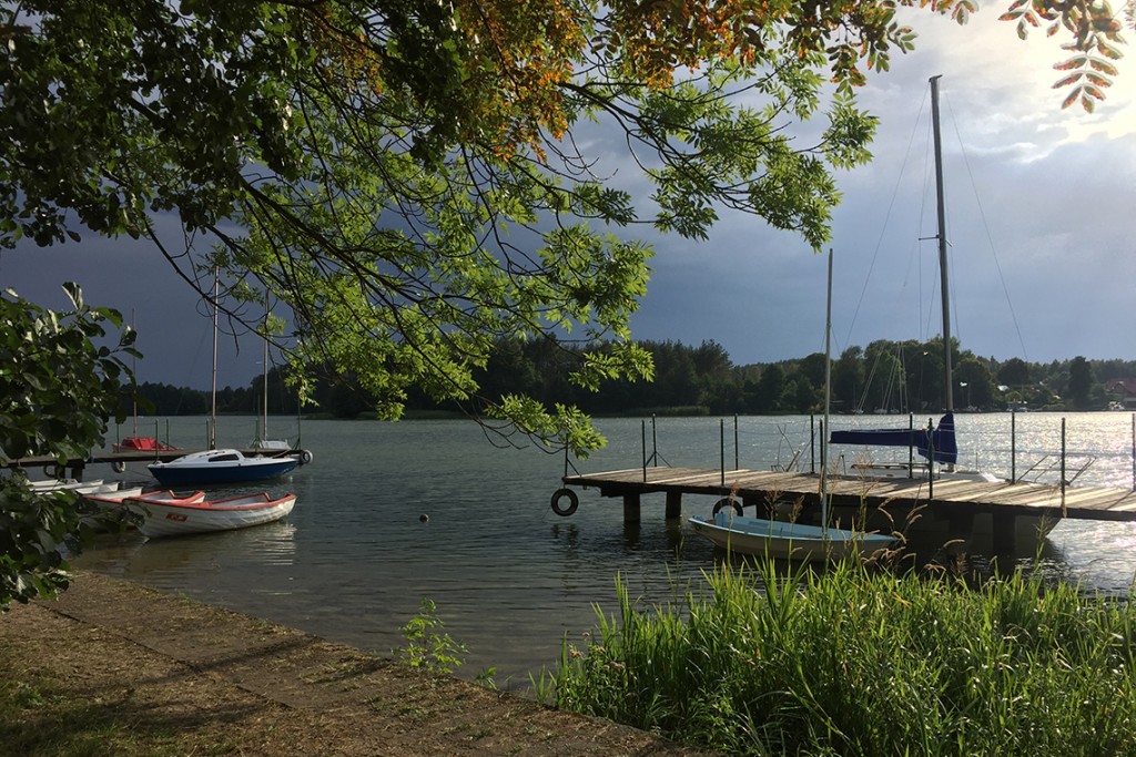 Dzień nad jeziorem we Wdzydzach Kiszewskich.