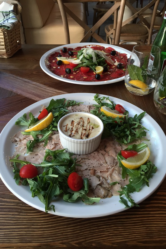 Włoska uczta w sopockiej restauracji "Amici" ;) Carpaccio wołowe i cielęcina z sosem tuńczykowo-kaparowym - pycha!