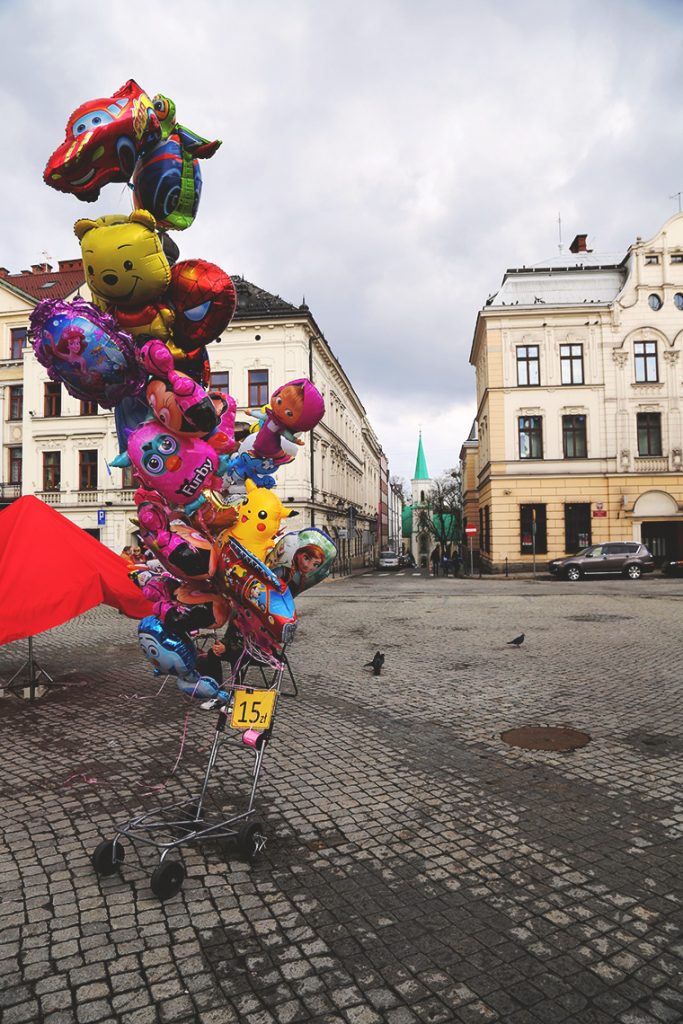 Kolorowe baloniki na Rynku w Cieszynie.