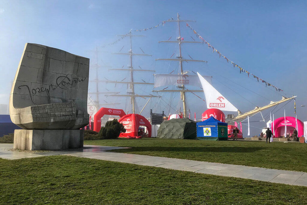 Molo Południowe, Gdynia - pomnik Josepha Conrada i Dar Młodzieży