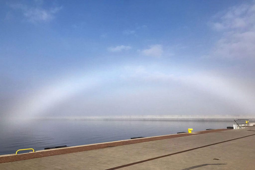 Biała mgła przy Nabrzeżu Pomorskim w Gdyni.