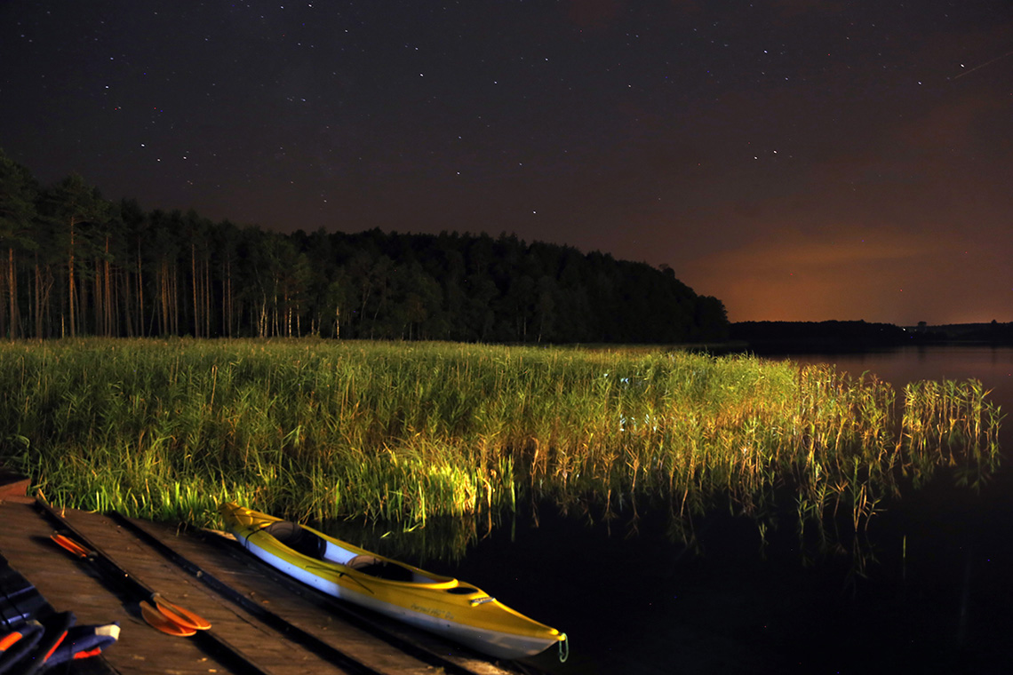 Twórczość Tomka. Gwieździsta noc nad jeziorem - jeden z tych widoków, które nigdy się nie nudzą.