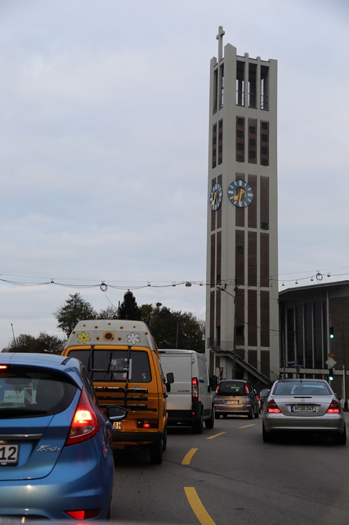 W drodze do Schwangau. Wieża Kościoła Parafii Katolickiej Św. Tomasza w Monachium.