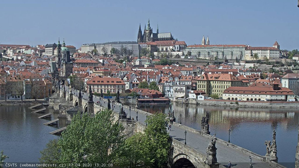 Praga - Most Karola, screenshot z kamery internetowej. 17 kwietnia 2020, godz. 13:20. Źródło: https://webcam.csvts.cz/