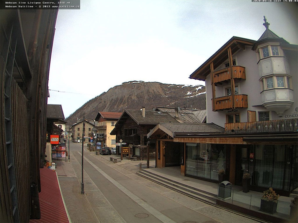 Livigno - screenshot z kamery na stronie Valtline, 16 kwietnia 2020, godz. 14:00. Źródło: www.webcam.valtline.it