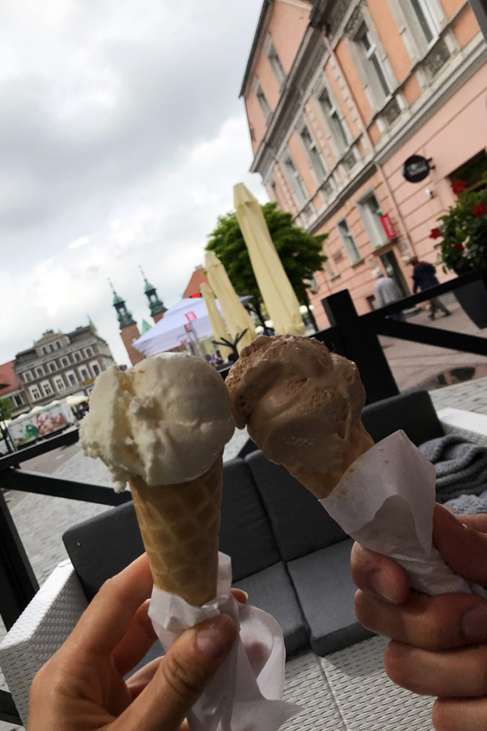 Przystanek w Gnieźnie i lody z widokiem na Bazylikę ;)