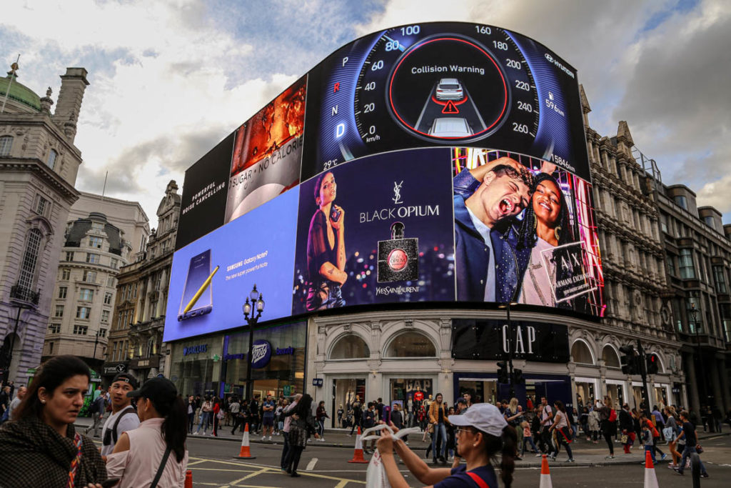 Londyn - ogromne reklamy świetlne na Piccadilly Circus, 9 września 2018