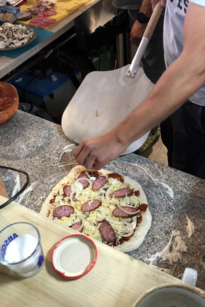 Tomka pierwsza pizza z profesjonalnego pieca