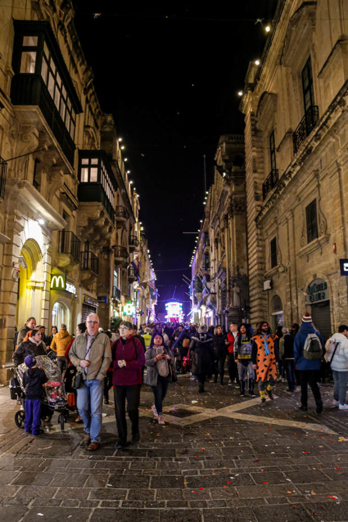 Valletta - wieczorna parada karnawałowa na Republic Street, 2 marca 2019