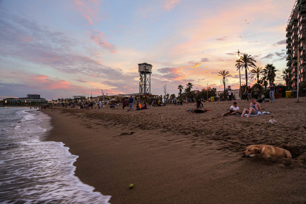 Zachód słońca na plaży w Barcelonie, 20 września 2016. Hiszpania przed pandemią i dziś to dwa zupełnie różne światy