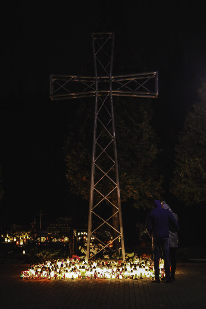 Krzyż na cmentarzu w Wielkim Kacku