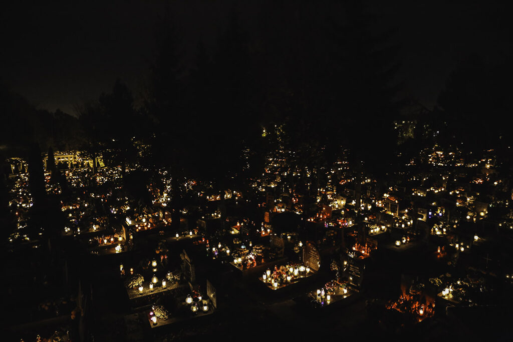 Pięknie oświetlony cmentarz w Wielkim Kacku w Gdyni