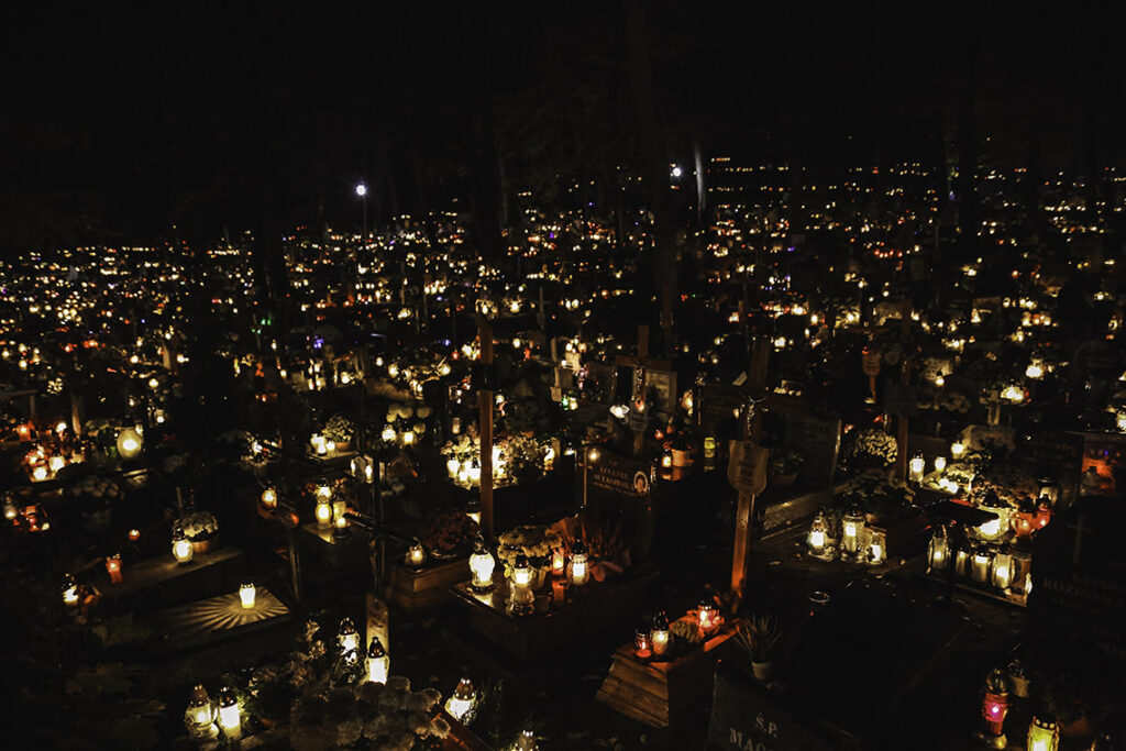 Cmentarz Witomiński nocą