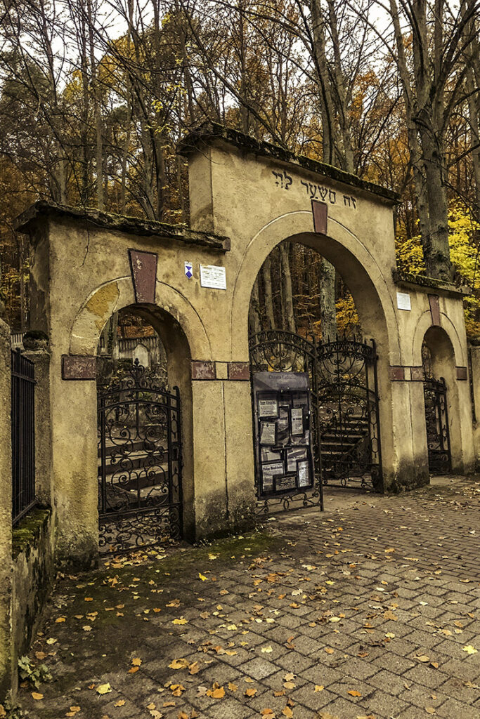 Zabytkowy Cmentarz Żydowski w Sopocie - założony w 1913 roku, odrestaurowany w latach 1983 - 1988. Obiekt zamknięty dla celów grzebalnych