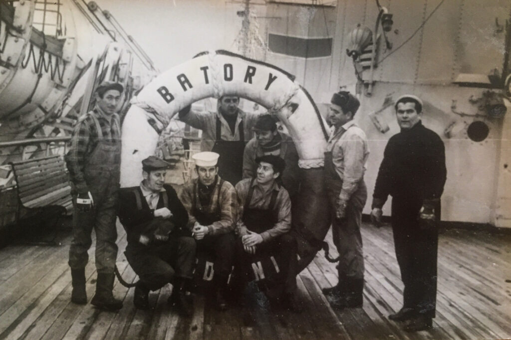 Marynarskie wspomnienia - załoga statku Batory. Mój dziadek stoi pod kołem, trzeci od prawej.