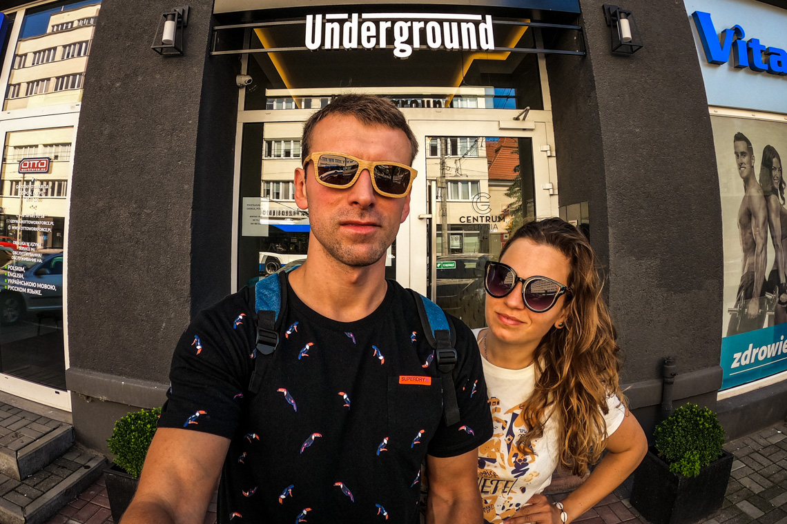 Przed wejściem do kamienicy, w której znajduje się nasz obiekt Gdynia Underground :) Lipiec 2020