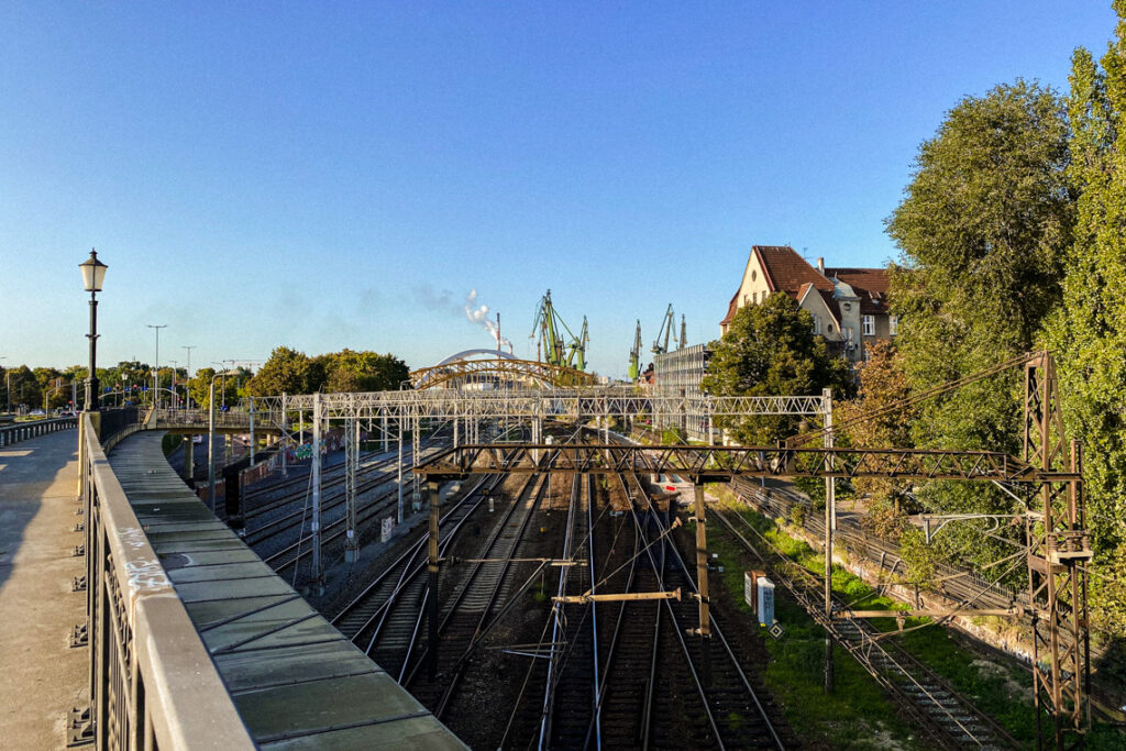 Błędnik, Gdańsk - widok na tory kolejowe i stocznię