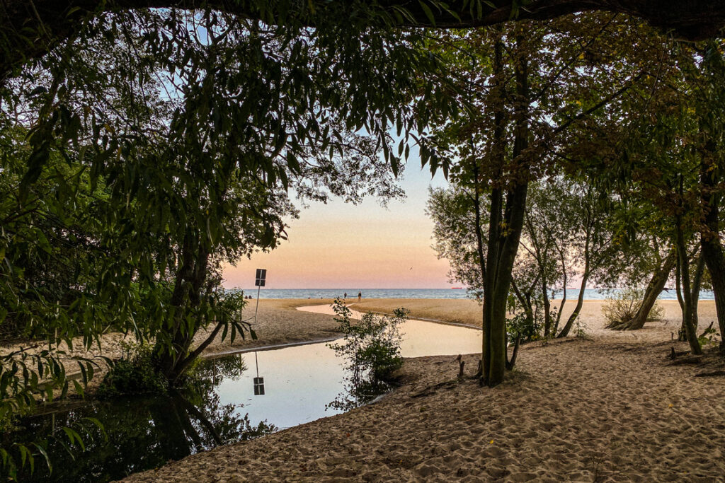 Potok na plaży w Jelitkowie o zachodzie słońca