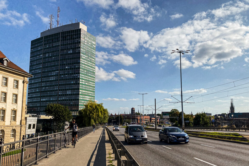 Rowerem do centrum przez ulicę Błędnik. Po lewej słynny „Zieleniak”