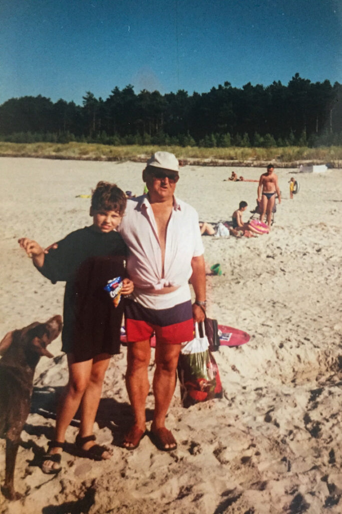 Z Dziadkiem i Bunią (naszym pierwszym wyżłem niemieckim) na plaży w Chałupach, lata 90.