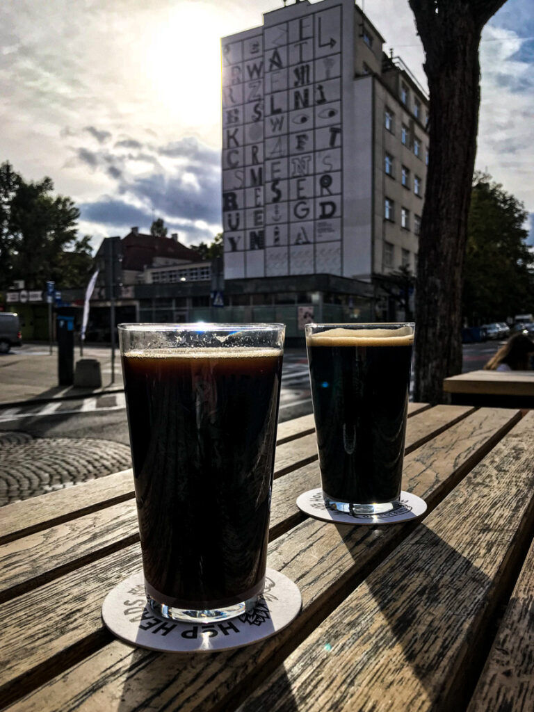 Sweet Cow, czyli słodki stout od AleBrowaru. Przy zewnętrznym stoliku w promieniach gdyńskiego słońca smakuje najlepiej!