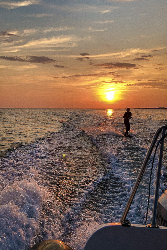 Wakeboarding o zachodzie słońca na Zatoce Puckiej